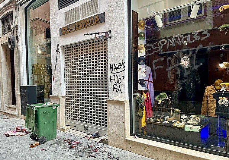«No es vandalismo, es odio»: Atacan con pintadas y fuego la tienda Olé!!! España en el centro de Granada